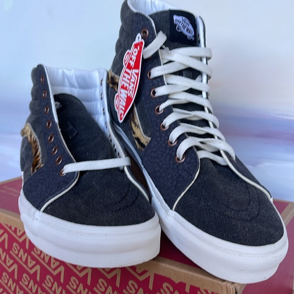Vans Men’s Sk8-Hi
Subtle Safari Asphalt
VN0A5JMJ107
Sneakers - Picture 6 of 16